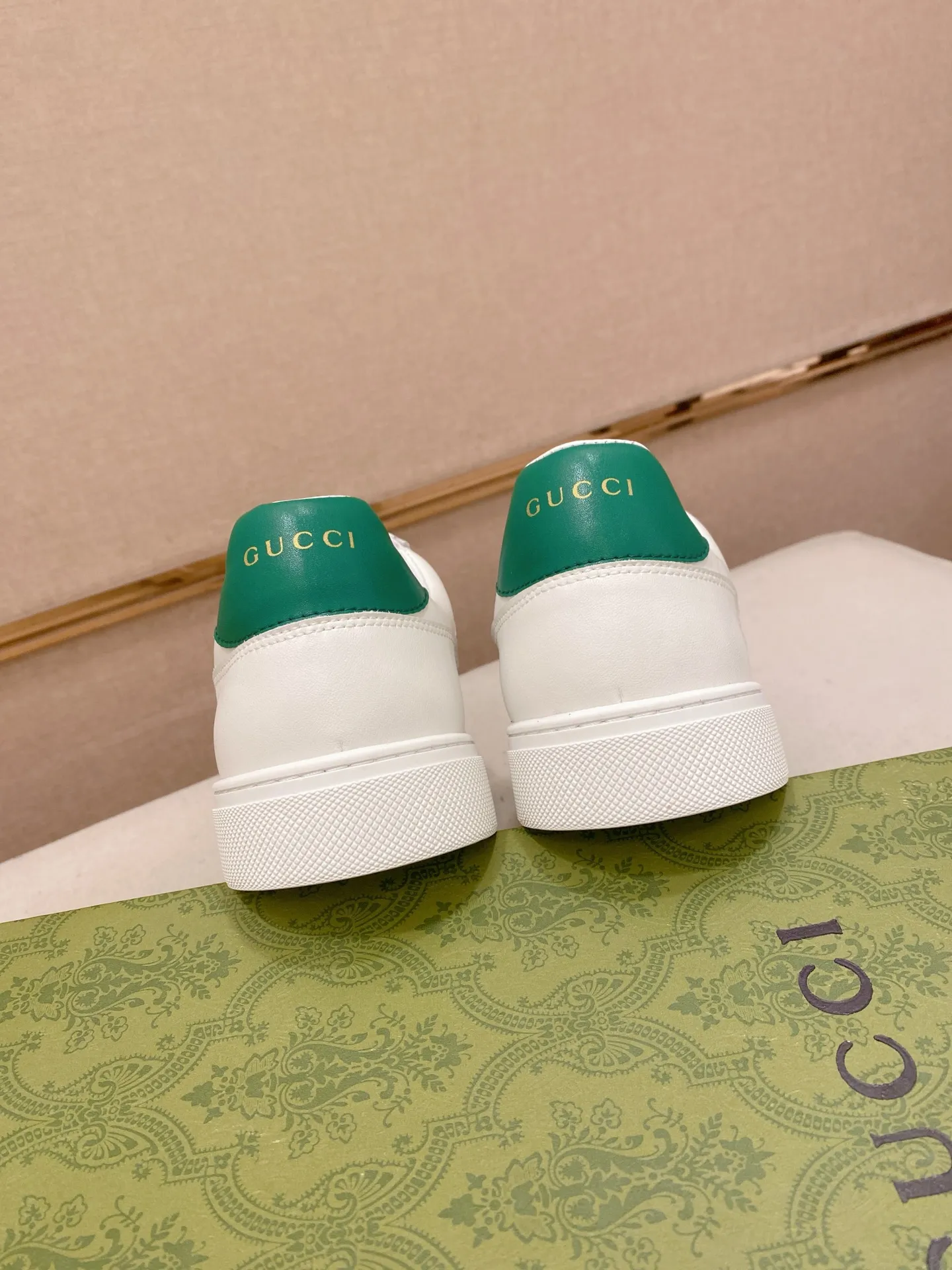 Factory price: 420💰 (GUCCI) The latest model from the official website 🎁🎁Casual and fashionable men's shoes👟, hot style 💥The version is simple and elegant, exclusive for trendy men. Unique official website latest brand elements 👑Gucci original decoration, fashionable and generous, the fabric is original cowhide ✅sheepskin lining, the official website specifies wear-resistant casual outsole, the classic model is taken in kind at the counter🎬38-44 (45 is not returned or exchanged)